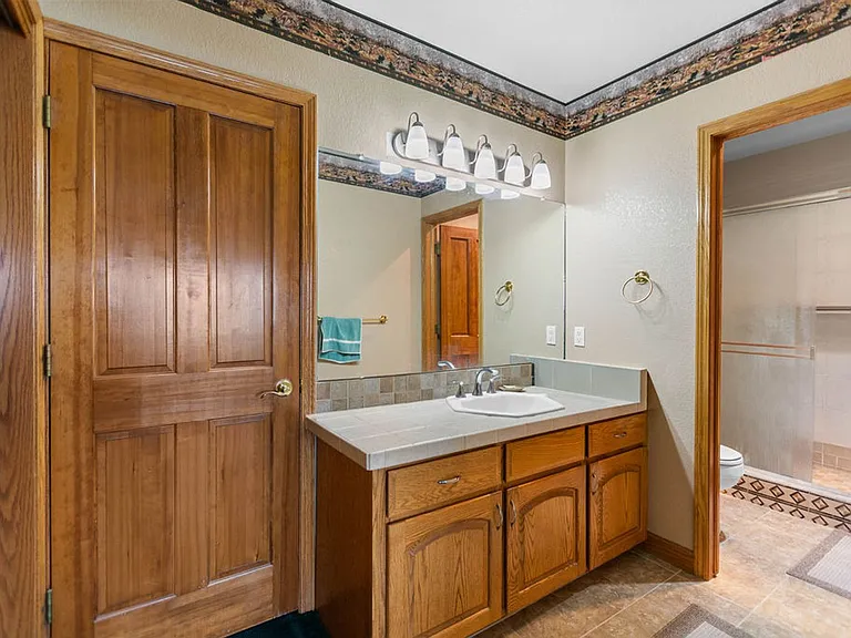 3957 Valley Oak Dr — Photo 32