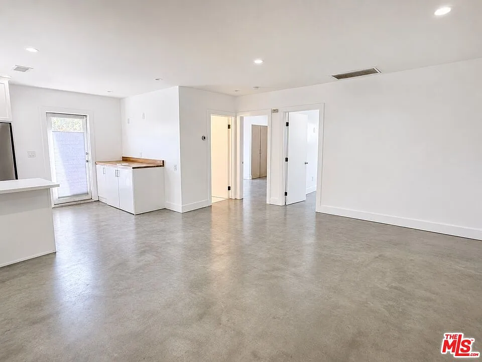 2 bed, 1.0 bath, $4,050 — Photo 4