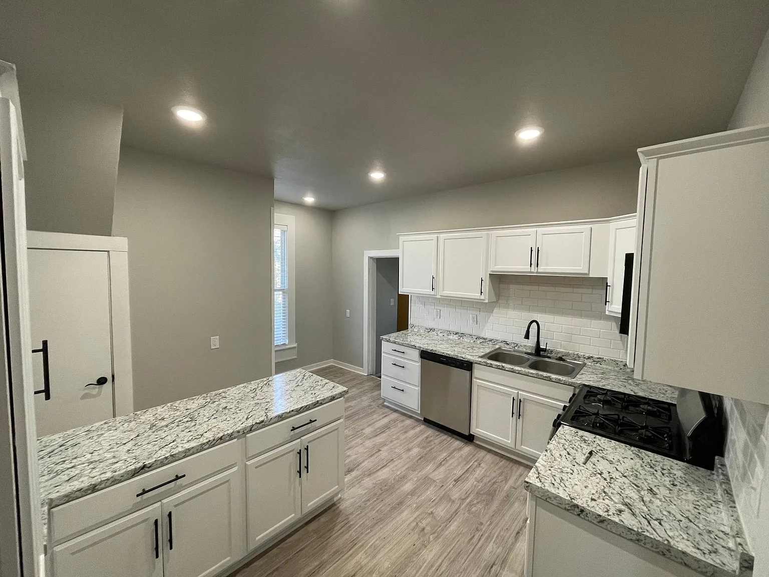 1001 W Olive St — Photo 4