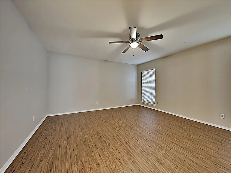 2821 Carnaby Ln — Photo 6