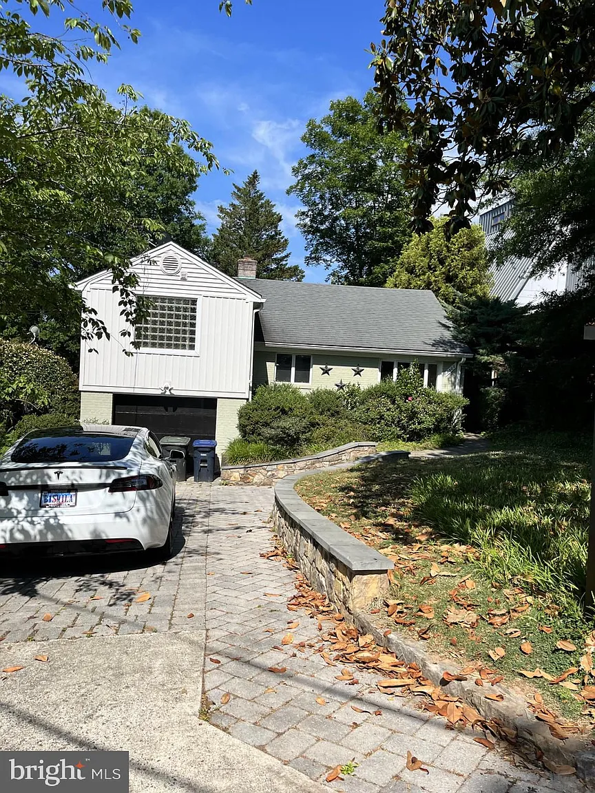 2300 King Pl NW photo 1