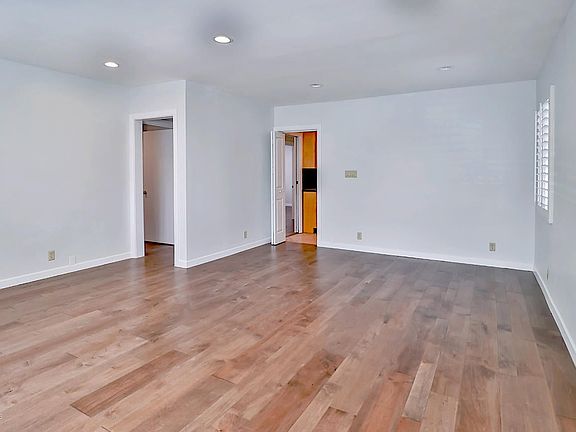 3rd image of 4915 Newcastle Ave