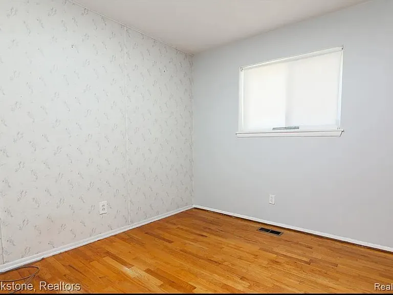 24320 Cunningham Ave — Photo 6