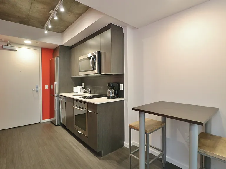 105 Champagne Ave S — Photo 36