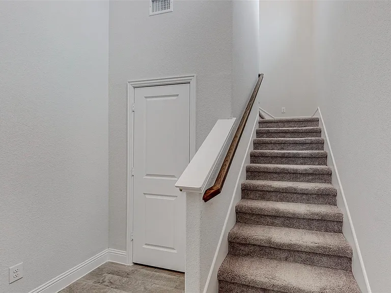 961 Waterview Dr — Photo 5
