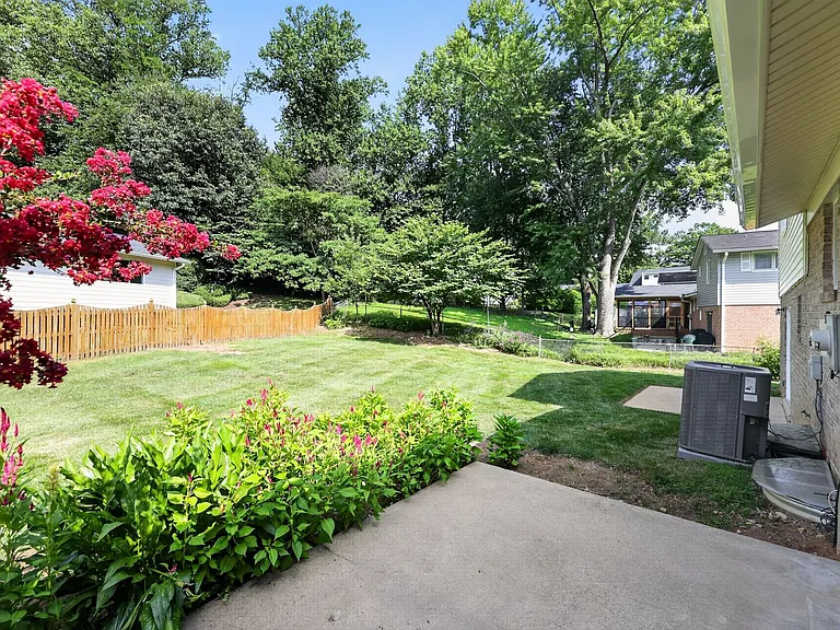 4898 Wheatstone Dr — Photo 34