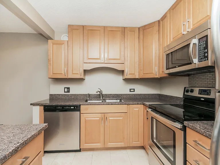 10 E Ontario Condos — Photo 5