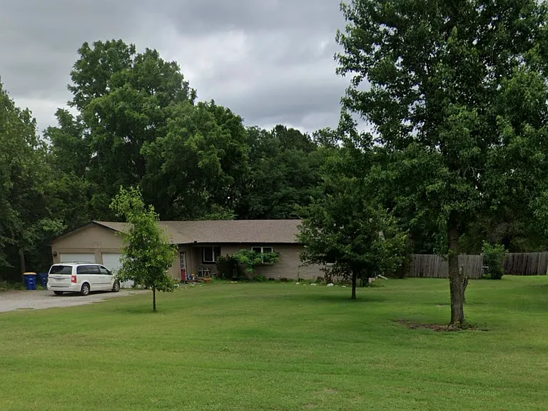 1700 W Circle Dr — Photo 1