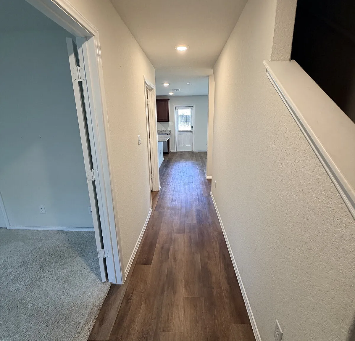 3 bed, 2.0 bath, 1570 sqft, $2,000 — Photo 2