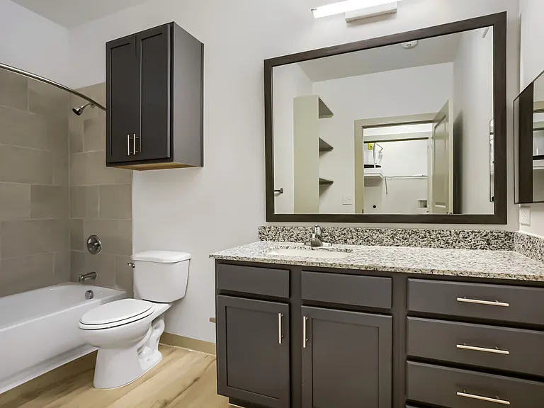 bathroom with tub/shower combo