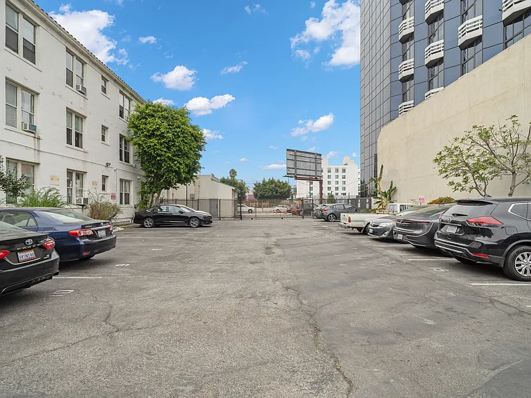 6128 Wilshire Blvd — Photo 24