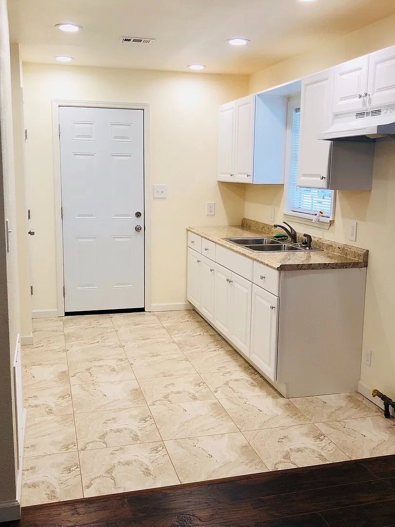 Freshly painted 2 bed/ 1 bath on Corner Lot — Photo 1