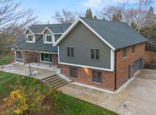 2003 S Valley Spring Dr, New Berlin, WI 53151