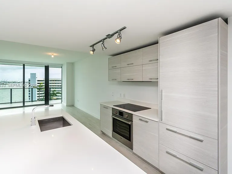 650 NE 32nd St #805 — Photo 14