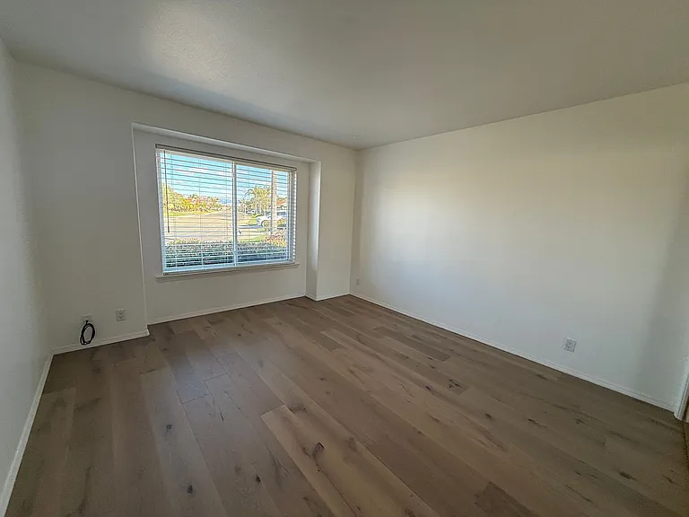 2441 Iron Ridge Ct — Photo 32
