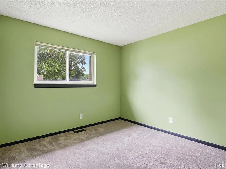 25506 Virginia Dr — Photo 8