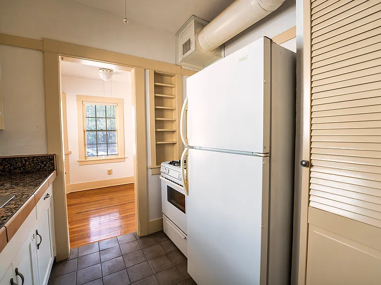210 E 2nd St #4 — Photo 17