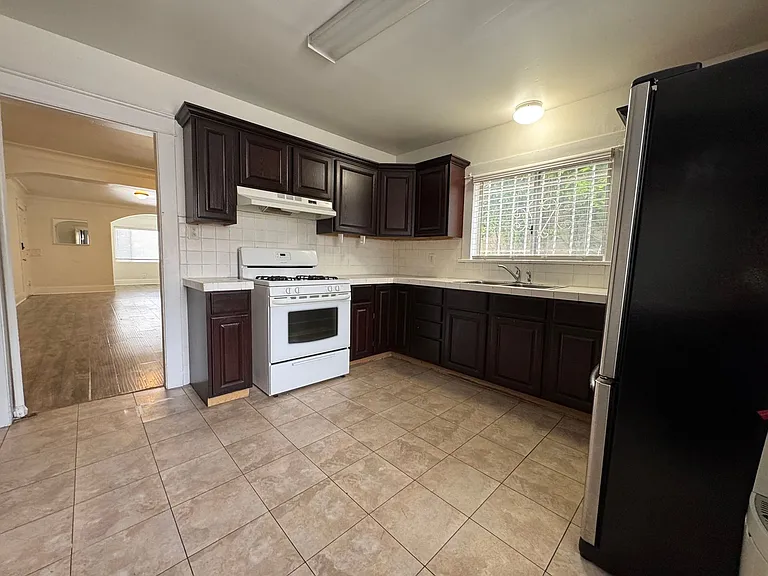 1855 S Redondo Blvd — Photo 11