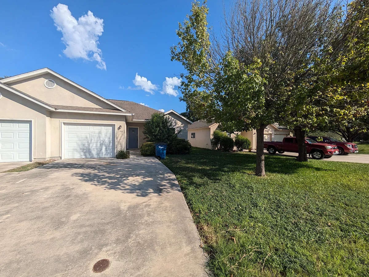 Building Photo - 932 Misty Acres Dr