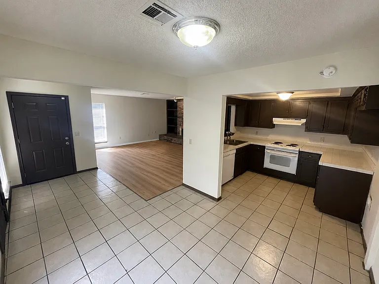 2531 W Hefner Rd — Photo 4