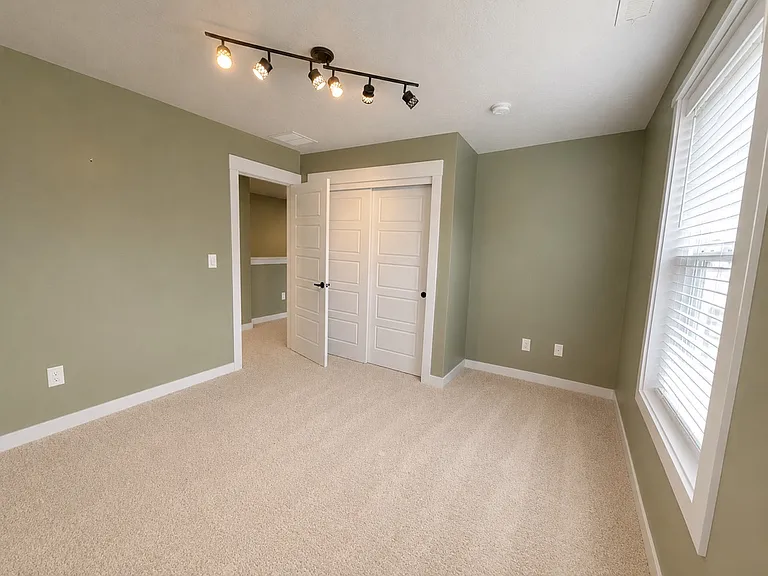 1634 S Oakland Ave — Photo 8