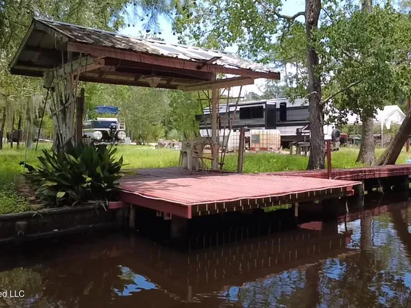 5025 Oak Ln, Waveland, MS 39520