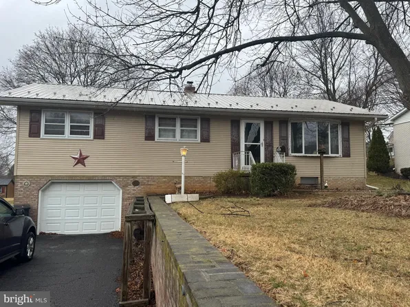 40 Twin Hill Dr, Waynesboro, PA 17268