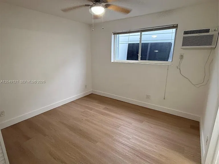 469 SW 3rd St #4 — Photo 6
