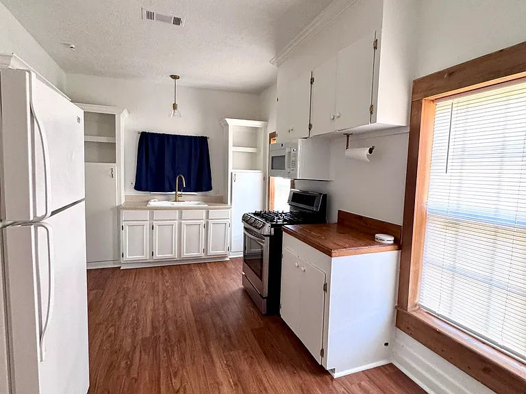 311 N Division St — Photo 18