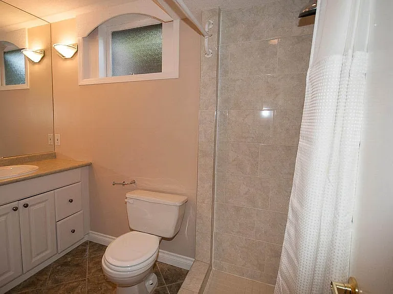 555 Stevens Dr — Photo 16