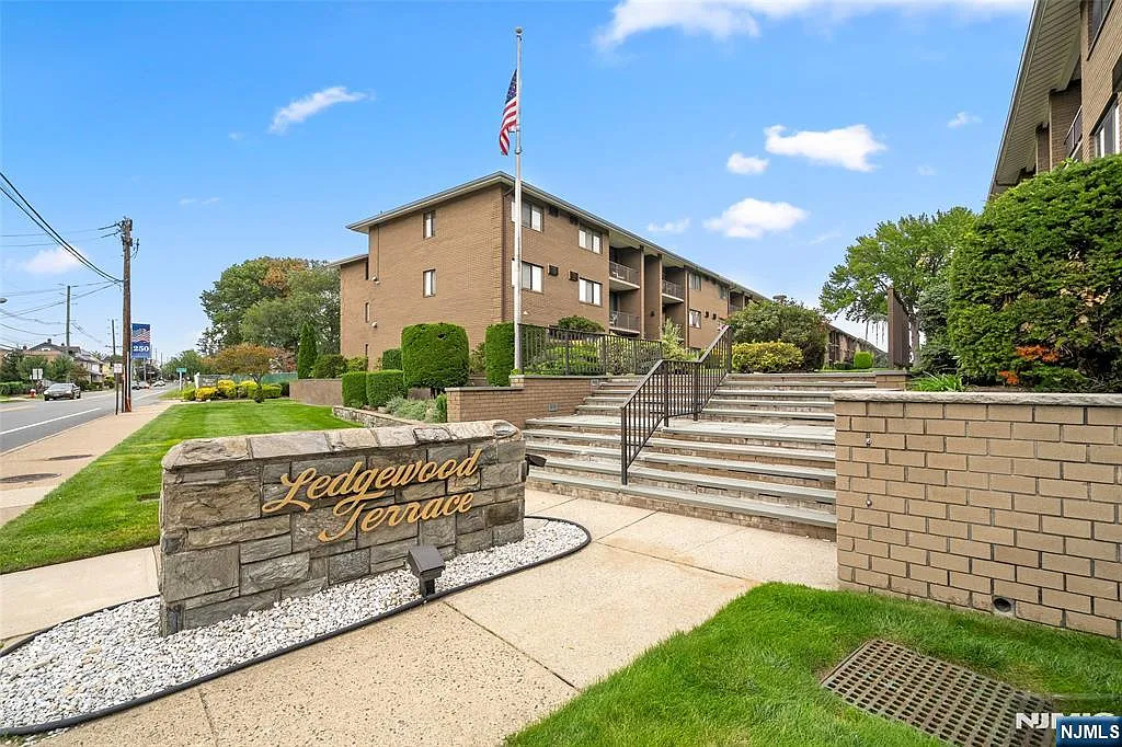 1 bed, 1.0 bath, $2,000 — Photo 1