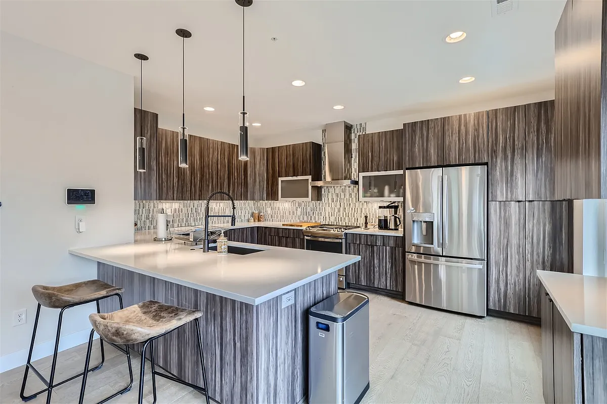 Stainless steel appliances - 2649 N Downing St