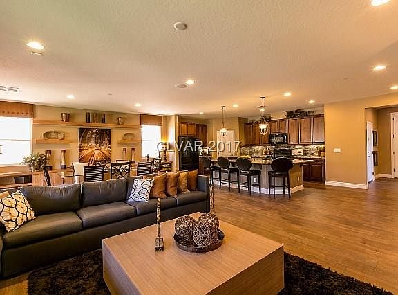 5th image of 717 Silver Pearl St