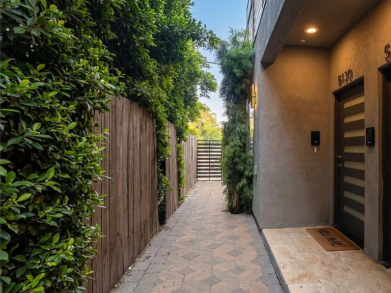 5132 Riverton Ave — Photo 33