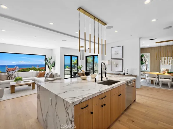 28 Surfspray Blf, Newport Coast, CA 92657