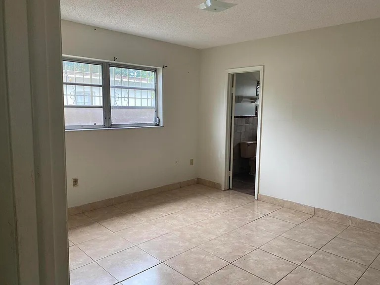 1050 NW 100th St — Photo 12