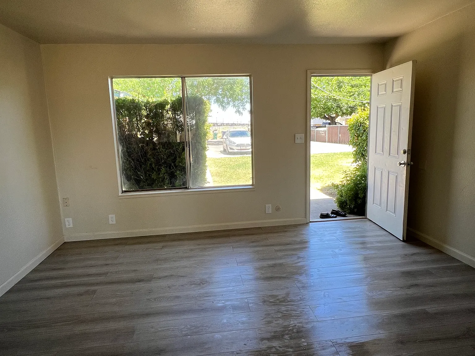 3 bed, 938 sqft, $1,600 — Photo 2