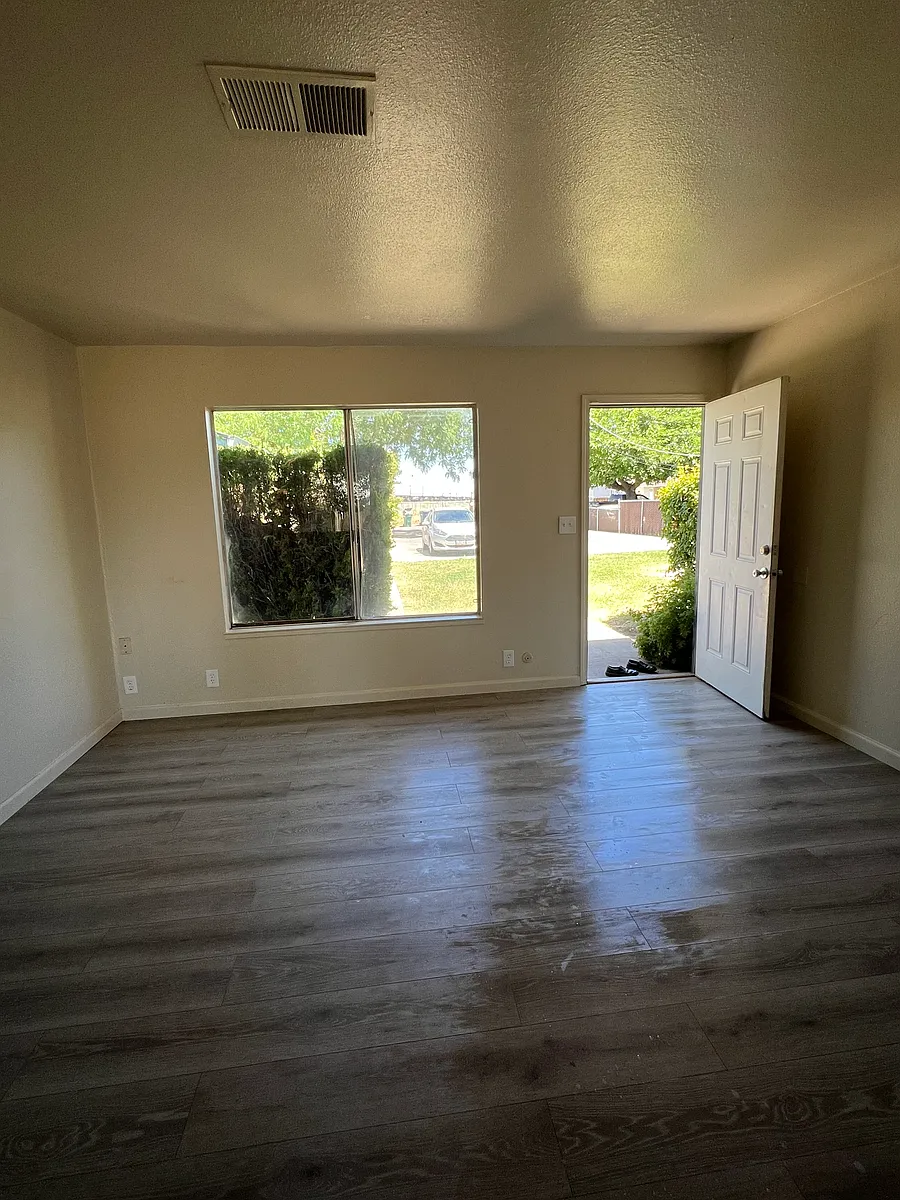 Building Photo - 2418 N Edwards Ave #3