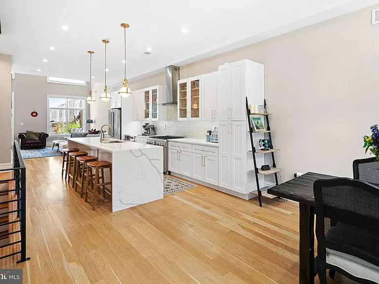 2525 Brown St — Photo 3