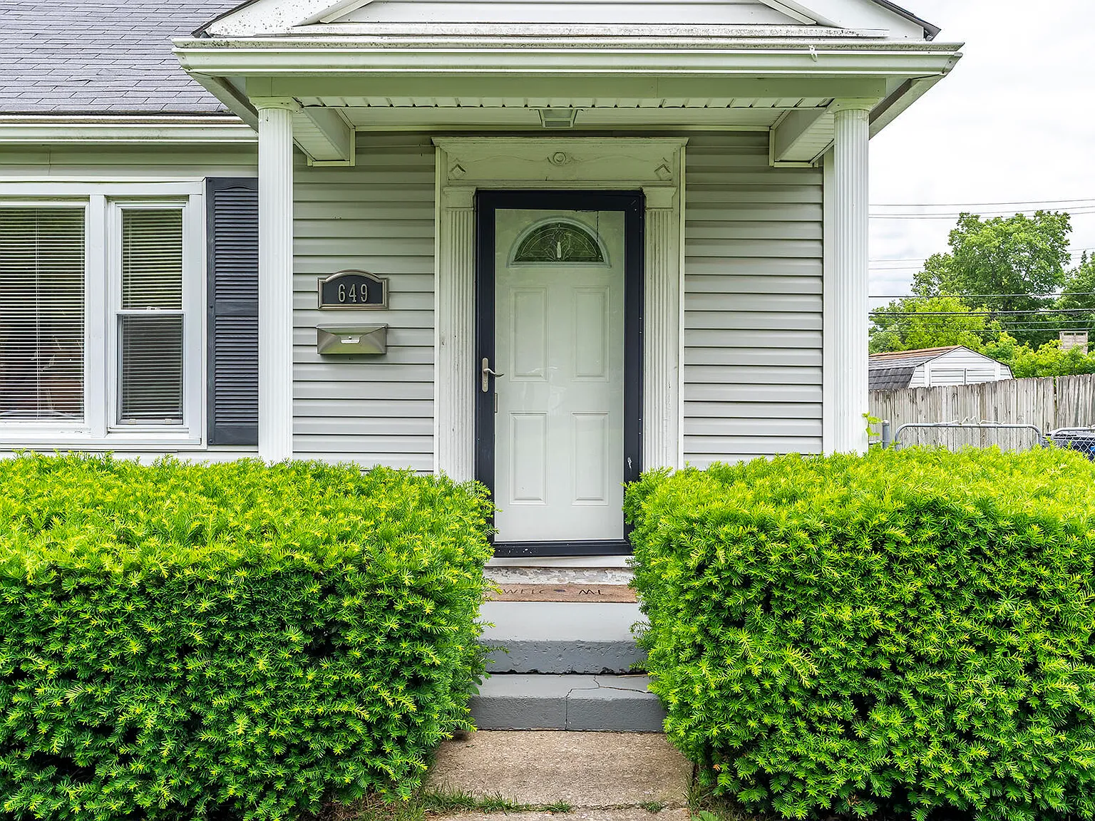 3 bed, 1.5 bath, 1270 sqft, $1,900 — Photo 2