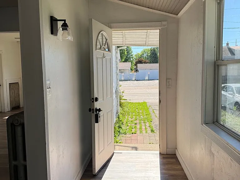 807 Knapp St — Photo 3