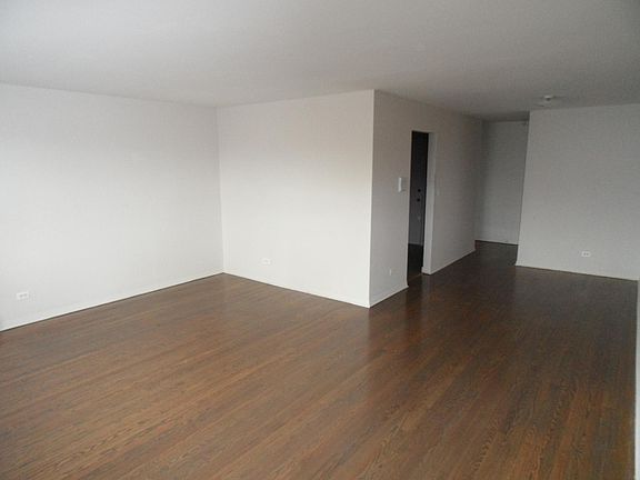 3rd image of 7200 N Claremont Ave #306