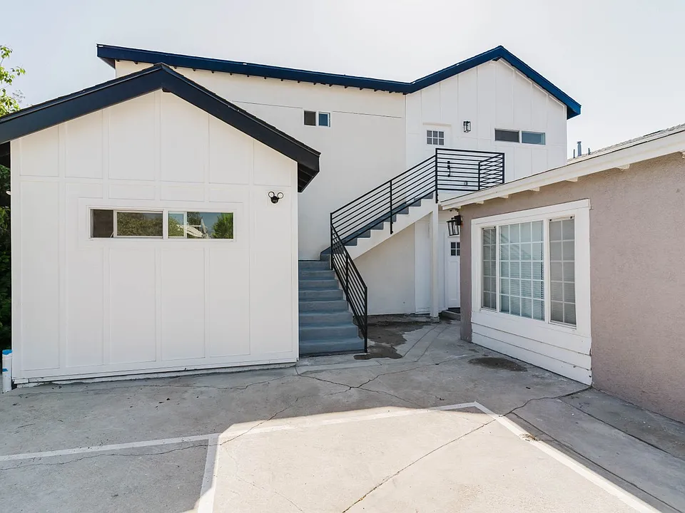 5732 Willowcrest Ave #3