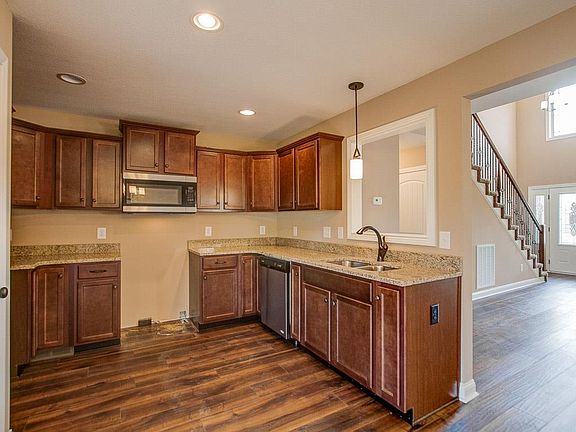 5th image of 1111 Hilliard Ln