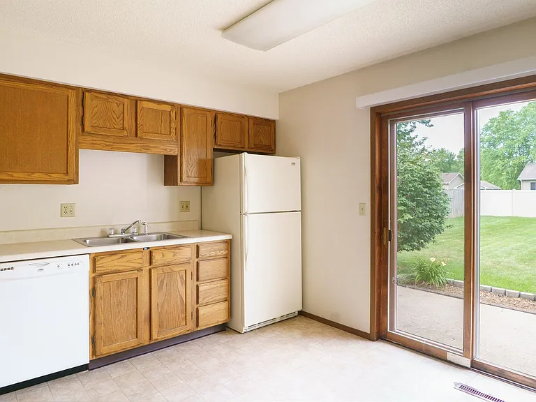 617 Onyx St — Photo 4