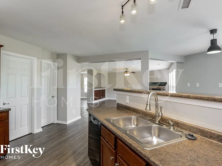 332 Zander Woods Ct — Photo 6