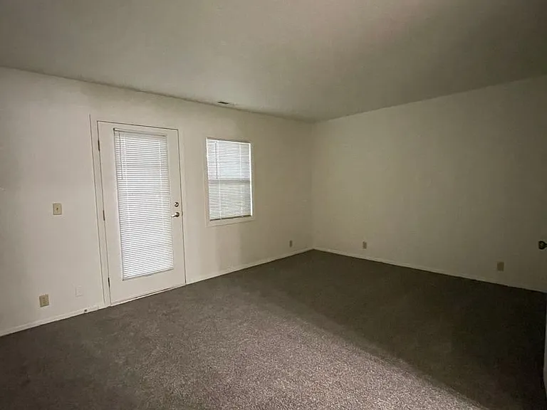Adams Earl-900 N 21st — Photo 5
