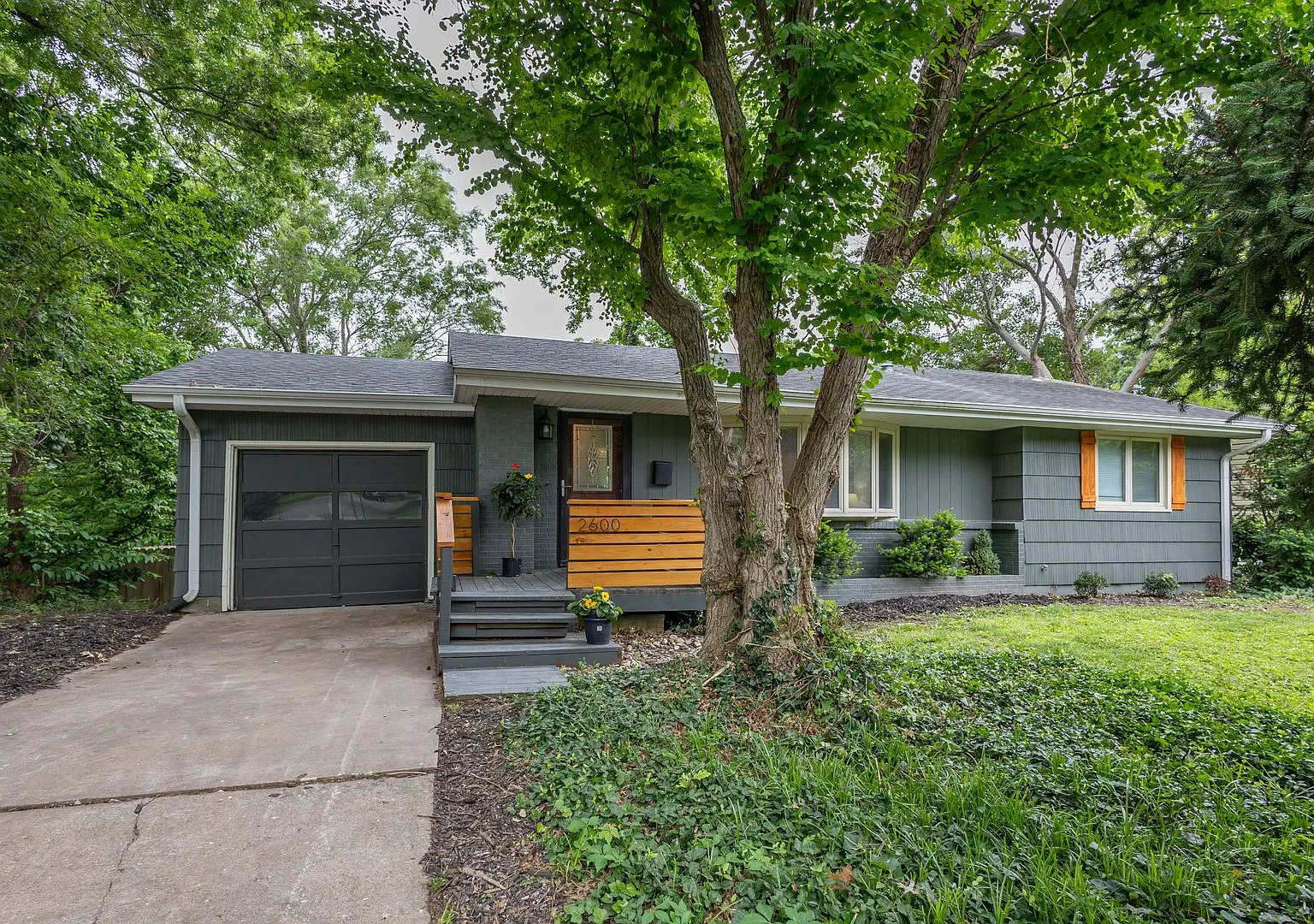 Fully Furnished 4BR Home with Fenced Yard — Photo 3