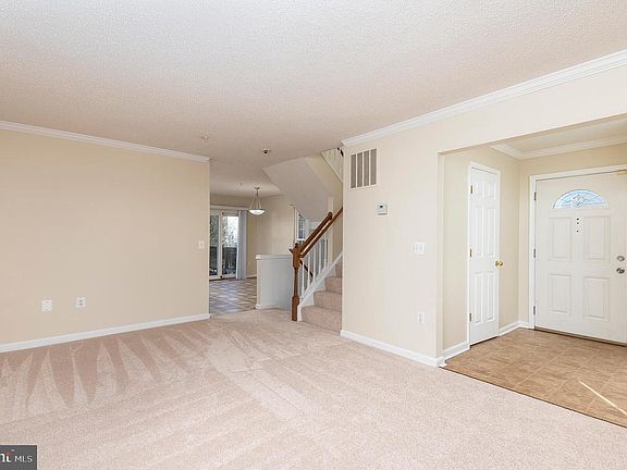 5th image of 200 Royal Oak Ct