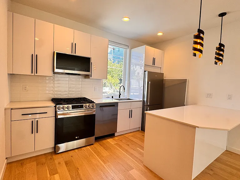 2344 Franklin Ave E — Photo 22